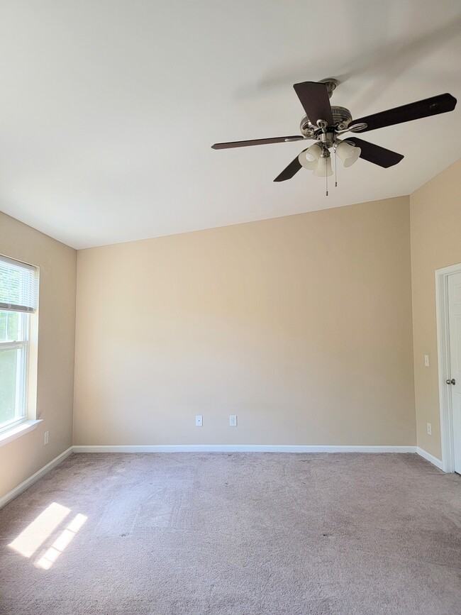 Building Photo - 2220 Valley Edge Dr