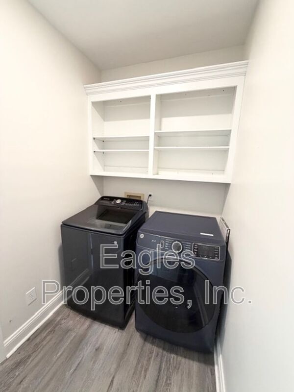 Building Photo - 210 Creekside Dr