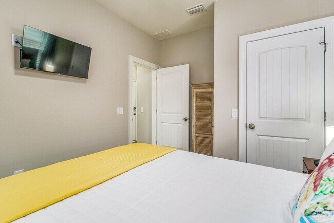 Building Photo - 1002 W Main St