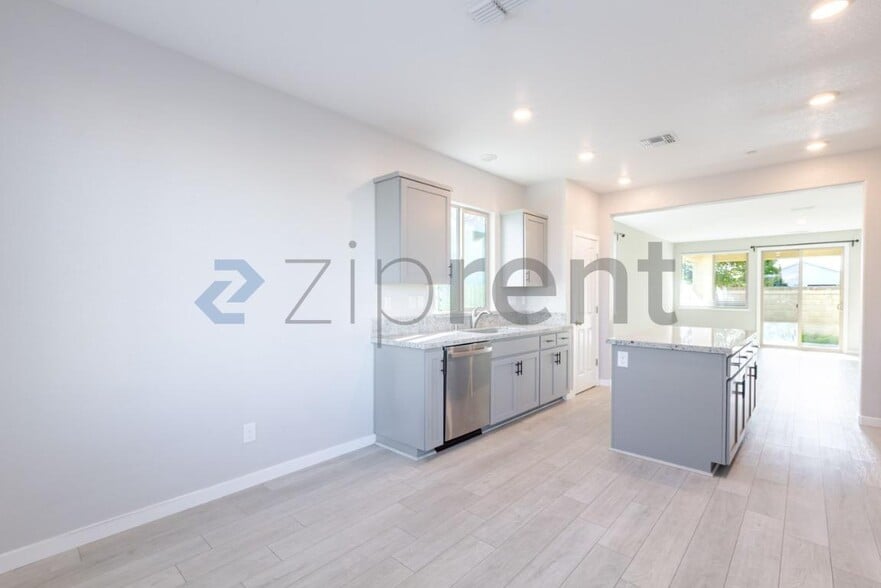 Building Photo - Unit