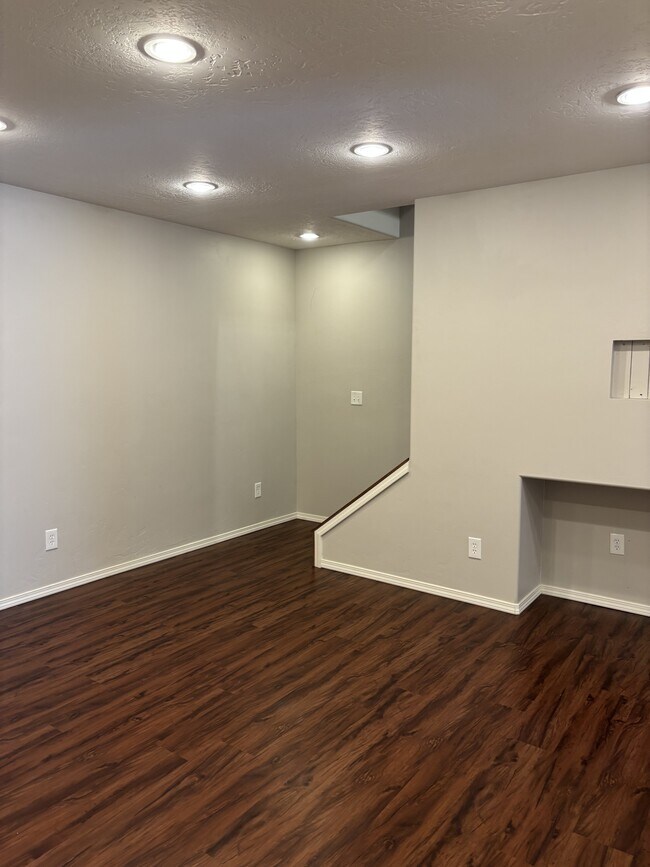 Building Photo - 2075 Mary Dr