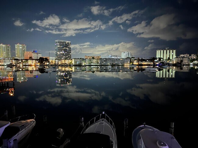 Building Photo - 300 Golden Isles Dr