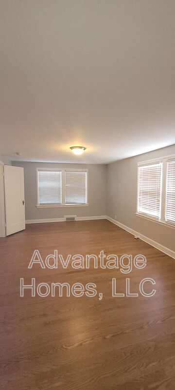 Building Photo - 200 E 73rd Terrace