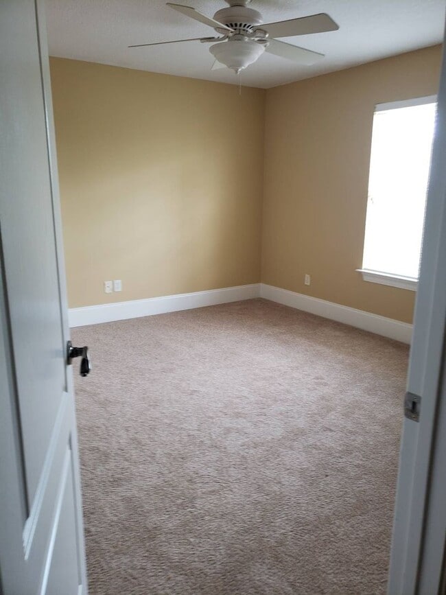 Building Photo - Beautiful, Custom-Built Home in Established & Coveted MOWAT HIGHLANDS!