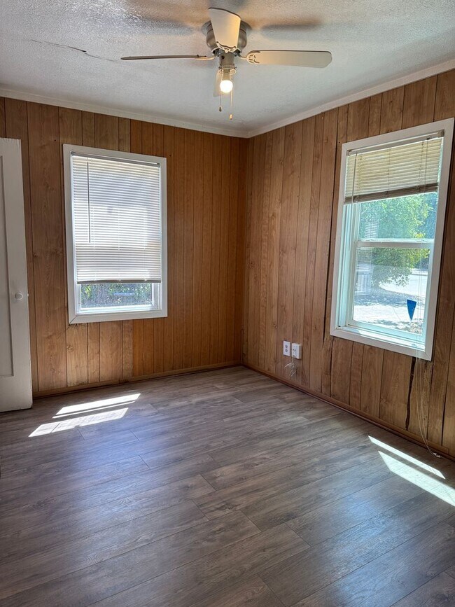 Building Photo - 1291 Wallis Ave