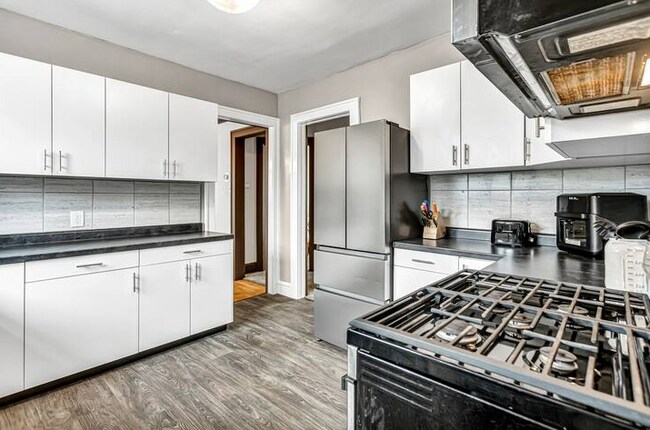 Building Photo - 817 Bell Ave