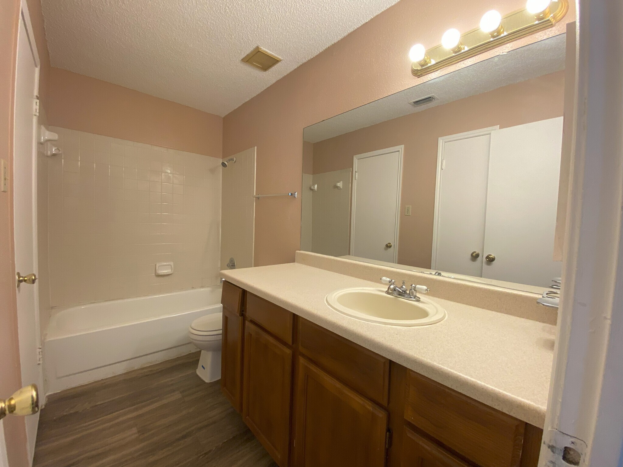 Full bathroom - 10631 Starcrest Dr