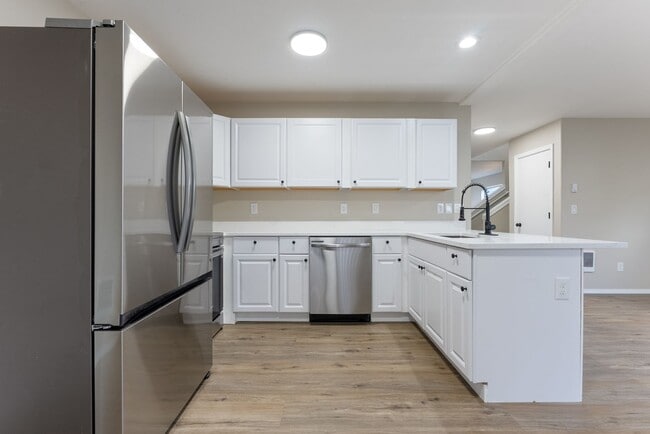 Building Photo - 4 bedroom/2.5 bathroom available in SE Portland