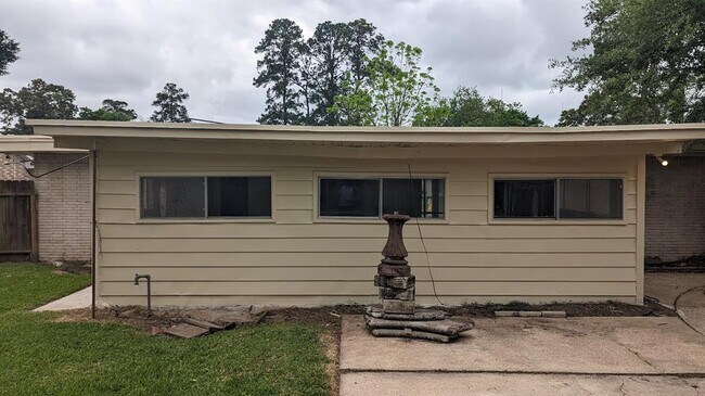 Building Photo - 6815 Moss Oaks Dr