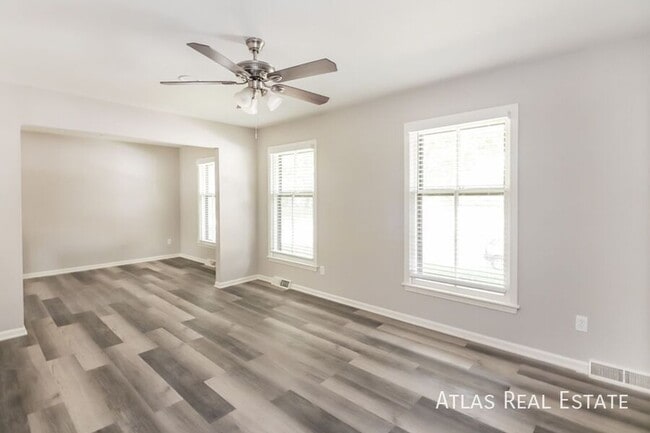 Building Photo - 408 NE Noeleen Ln