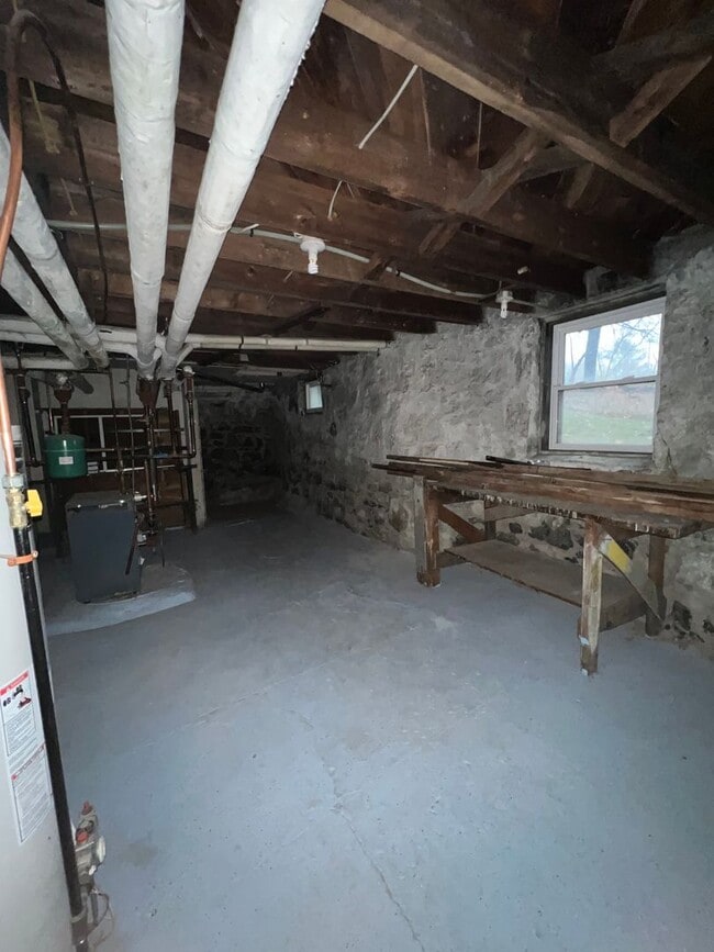 Building Photo - AVAILABLE NOW - Large 4 bedroom in Lakesid...