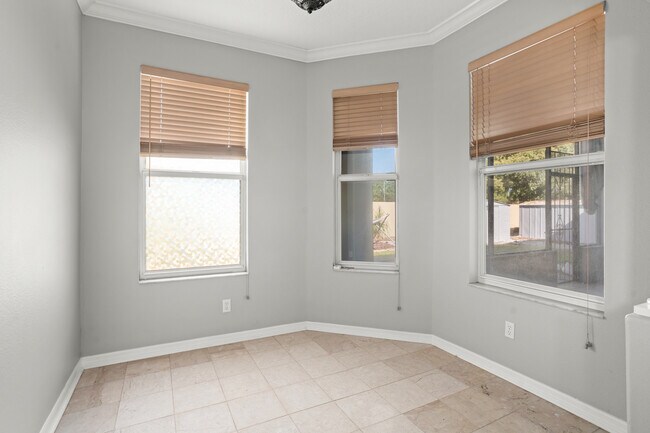 Building Photo - 2810 University Acres Dr
