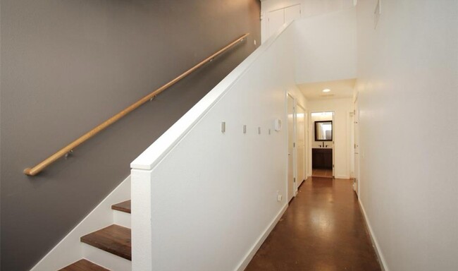 Building Photo - Modern 2/2 Townhome