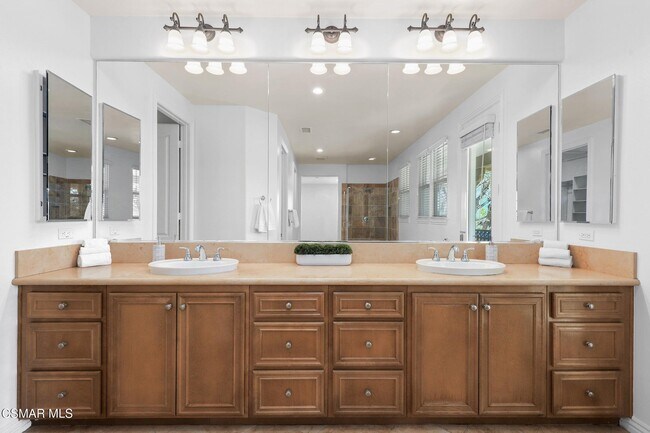 Building Photo - 4659 Cielo Cir