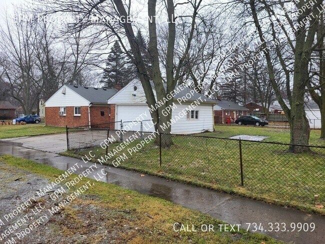 Building Photo - Home in Southfield!