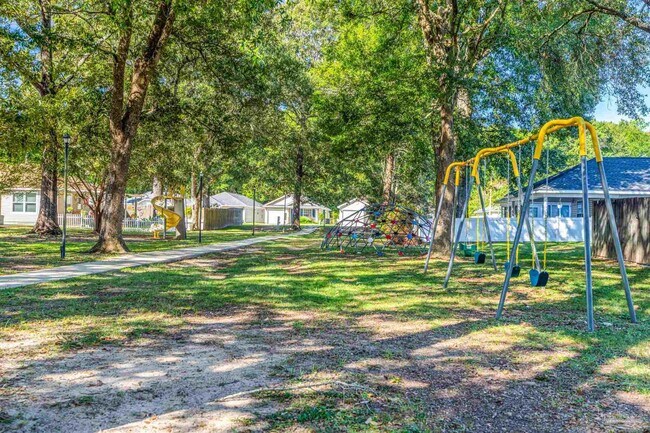 Building Photo - 2208 Trailwood Dr