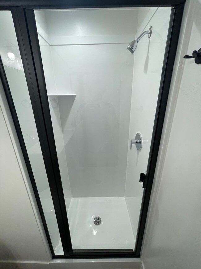 Building Photo - Freshly Updated Townhome with Walk-In Clos...