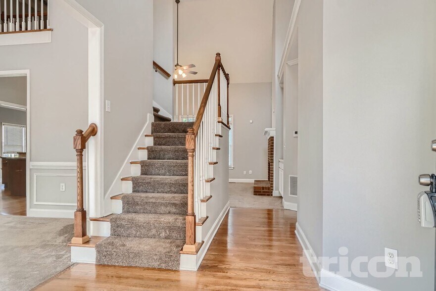 Building Photo - 3587 Vern Way NE
