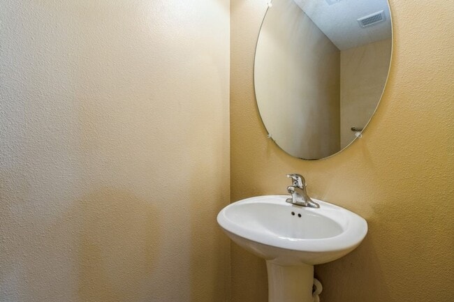 Building Photo - 3 Bedroom 2.5 Bath Townhome. Waukee Schools!!