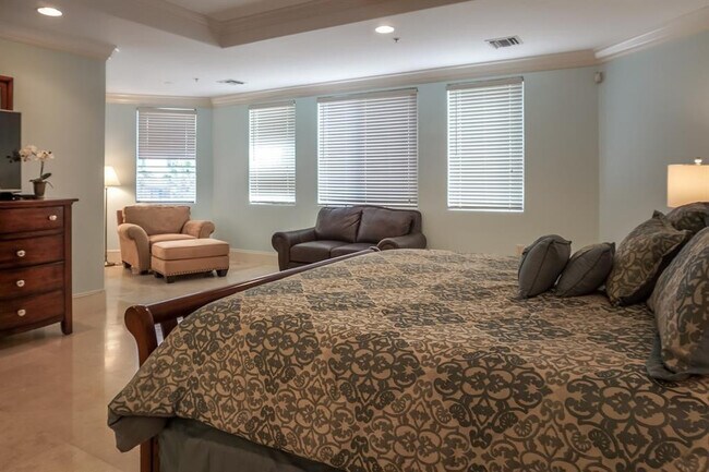 Building Photo - 3035 Riomar St