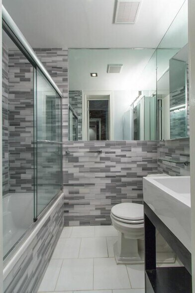 Building Photo - 221 E 11th St