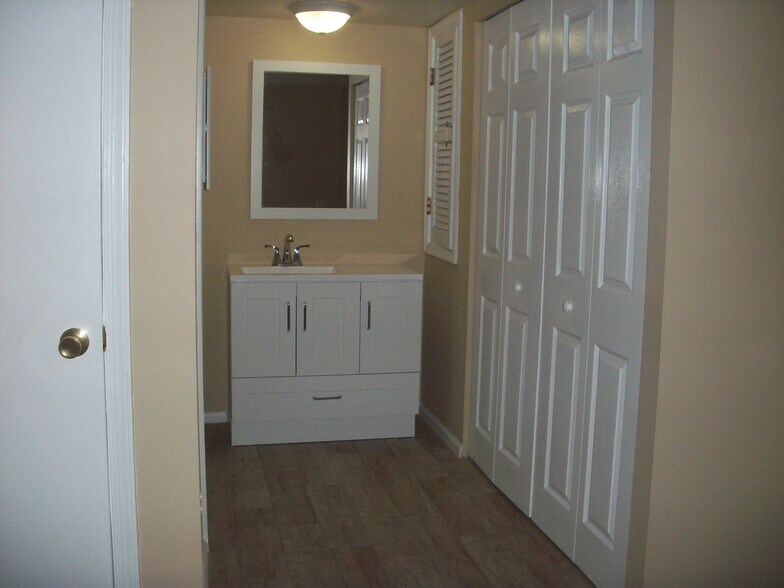 Changing area and closets - 130 Berwick Plz