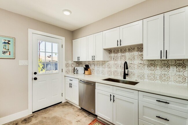 Building Photo - 16 W Geneva Dr