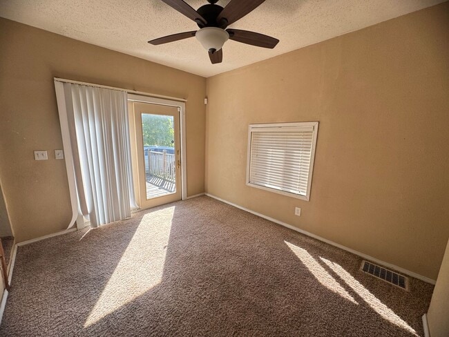 Building Photo - 3 bedroom home in Moline