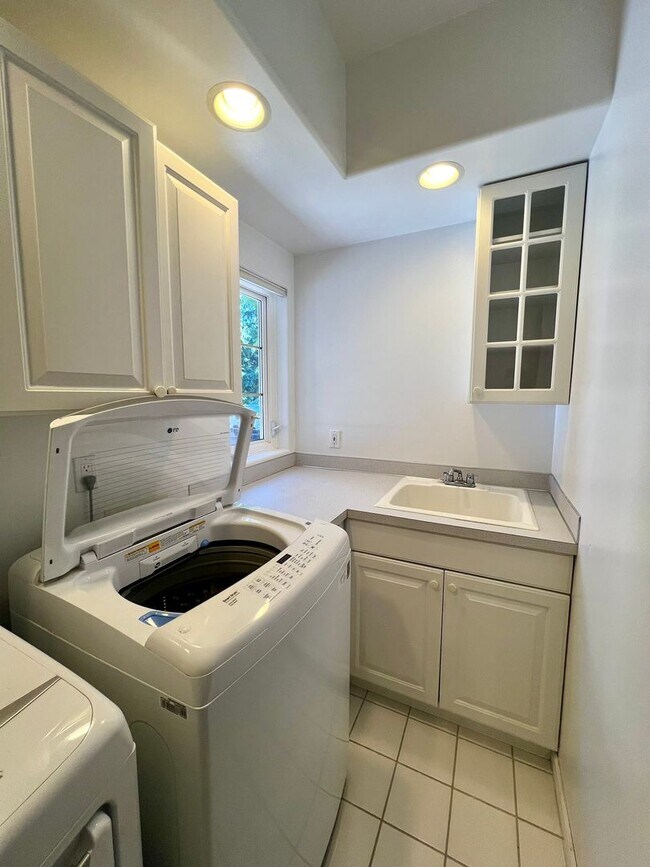Building Photo - Beautiful 3-Bed 3-Bath home on Semiahmoo G...
