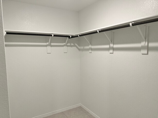 Building Photo - 2649 Kingsman Dr