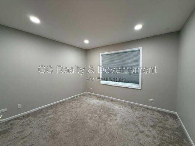 Building Photo - 882 Clarendon Ln