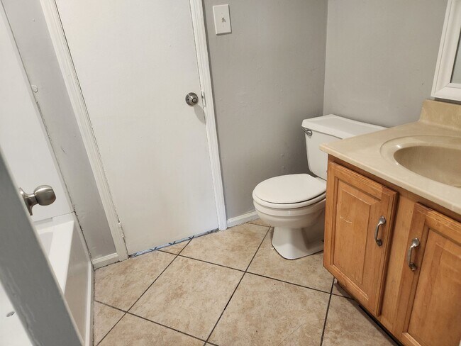 Building Photo - 2-Bedroom Apartment in Prime Decatur Location - Don't Miss Out!