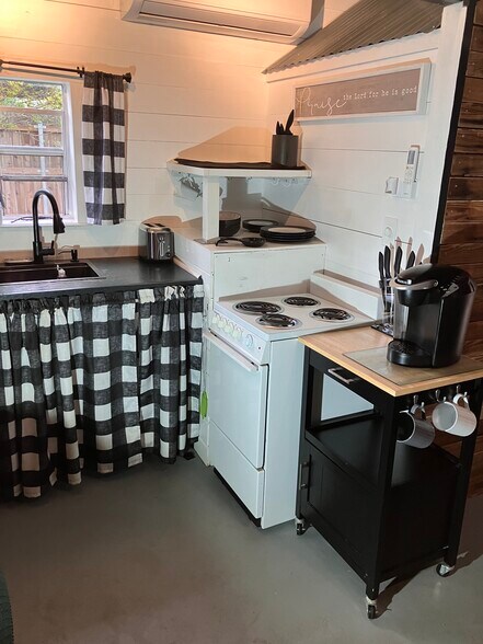 Building Photo - 602 3rd St