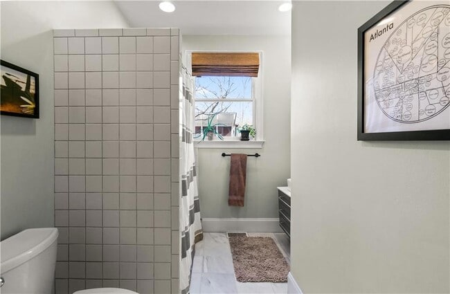 Building Photo - 565 Harold Ave NE