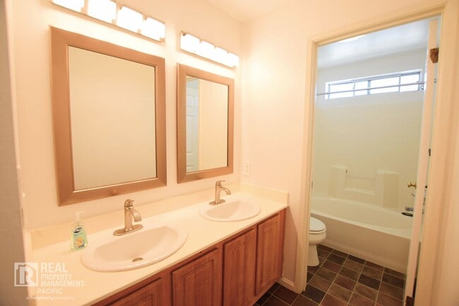 Building Photo - Newly Renovated 4 Bedroom with Parking