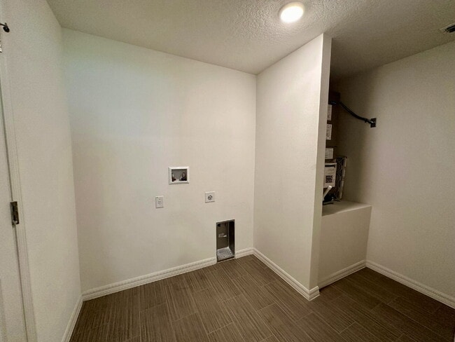 Building Photo - Large Family Home