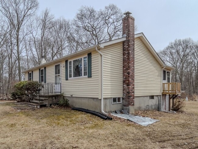 Building Photo - Refined Ranch Living in a Private Natural Setting