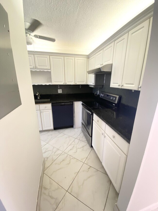 Building Photo - 2480 Juniper Dr