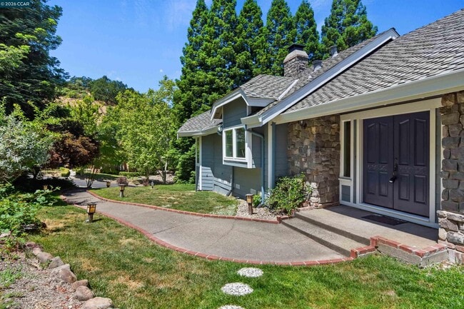 Building Photo - 2324 Saddleback Dr