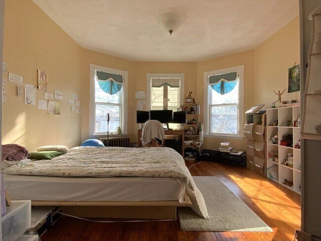 Building Photo - 64 Willow St