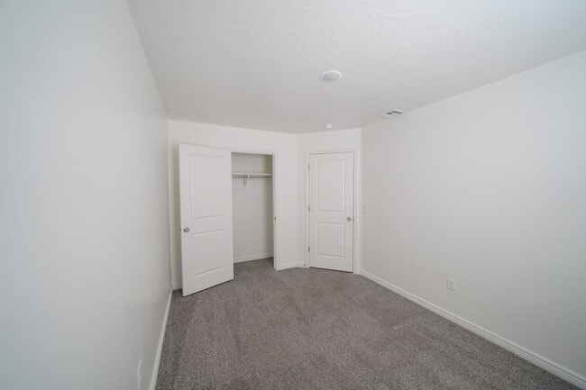 Building Photo - Spacious Townhome for Rent – Prime Location!