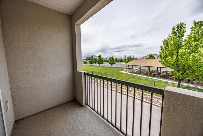 Building Photo - 972 S High Ridge Dr