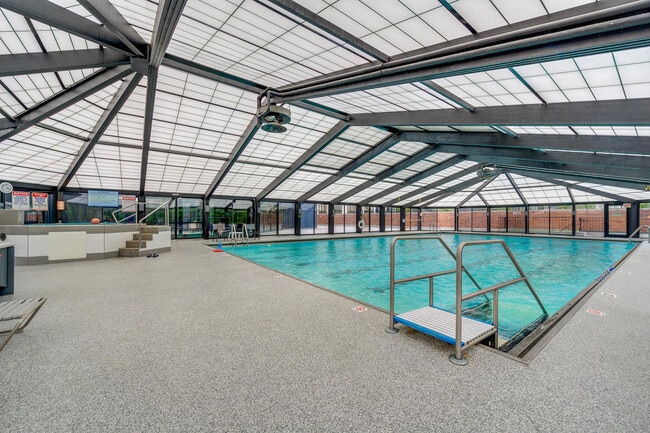 Building Photo - 5445 N Sheridan Rd