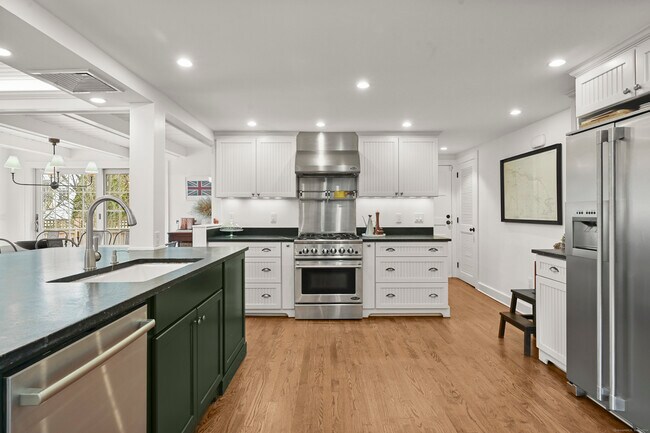 Building Photo - 104 Roton Ave