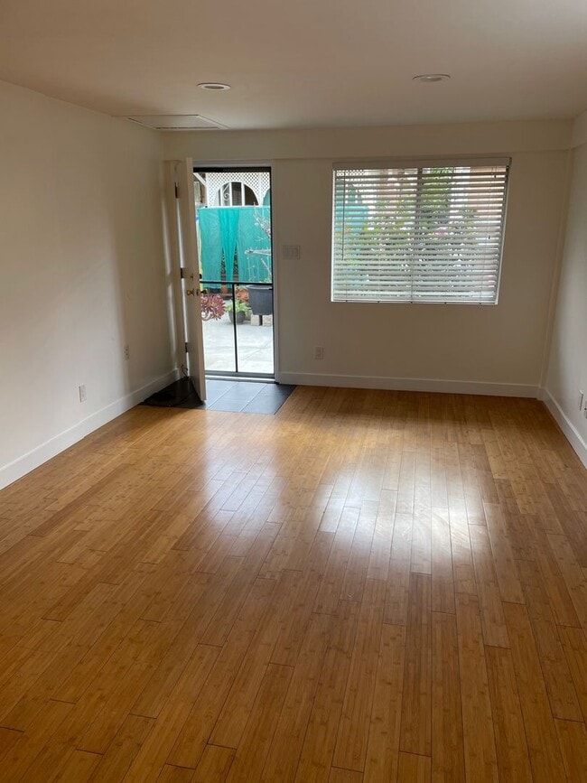 Building Photo - 1 Bed 1 Bath with In Unit Laundry and AC Available in PRIME Echo Park!