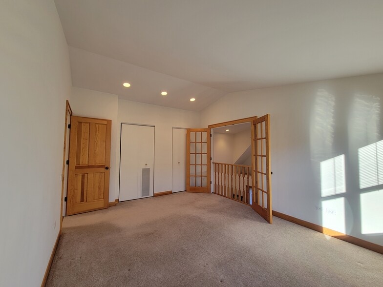 Bedroom with Juliet balcony - 2648 N Greenview Ave