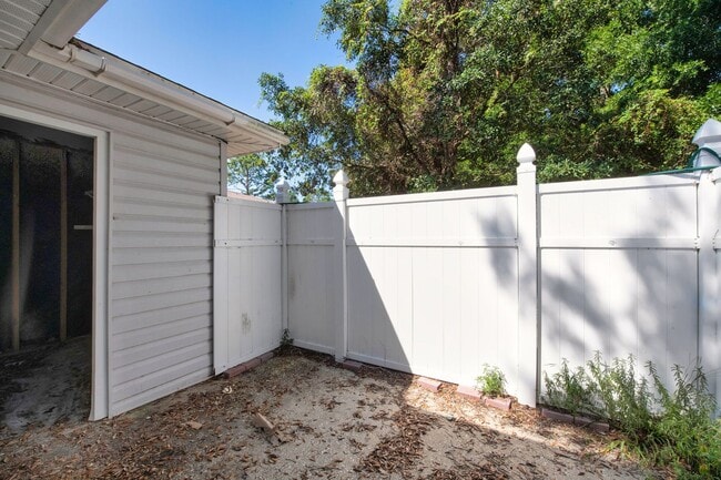 Building Photo - Charming 1 Bedroom/1 Bathroom Available Now!