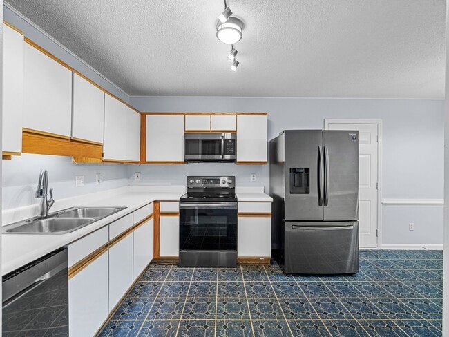 Building Photo - Beautiful 4 Bedroom Home with Bonus Room and Fenced Yard