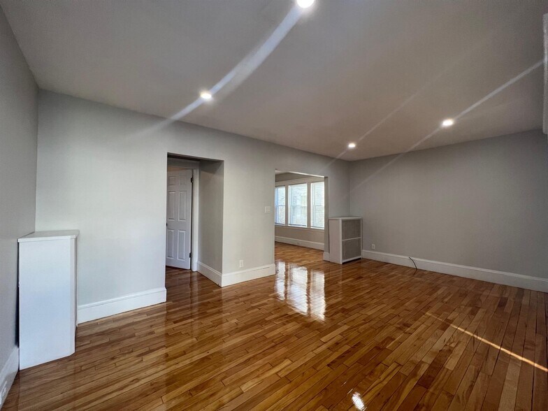 Building Photo - 10 Cady Ave