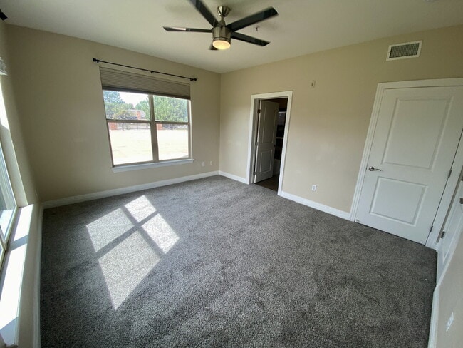 Building Photo - ****MOVE IN SPECIAL**: Move in before Octo...